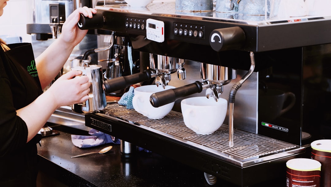 Barista kávét készít